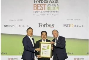 (L-R) Henry T. Sy Jr., vice chairperson of SM Investments Corporation, Ian Ong, executive director and chief executive officer of Samurai 2K Aerosol Limited, and Christopher Forbes, vice chairman of Forbes Media
